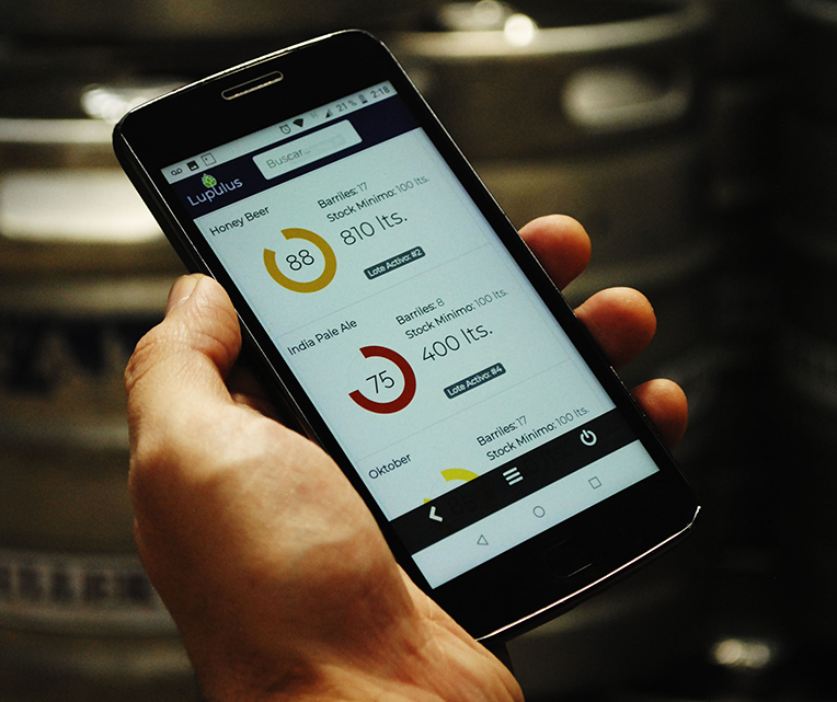 App móvil Lupulus — operario escaneando QR de barril